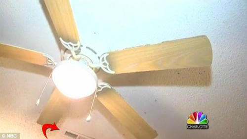 Gã người yêu cũ bỏ nan lỗ thông hơn để nhìn Trancy ở dưới. Ảnh: NBC.