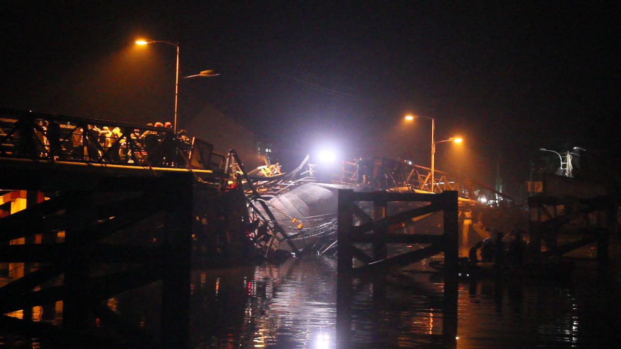 Sập cầu Long Kiển, nhiều người và phương tiện rơi xuống sông