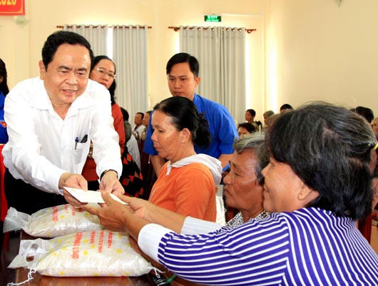 Chủ tịch UBTƯMTTQ Việt Nam trao quà tết cho người nghèo, gia đình chính sách 