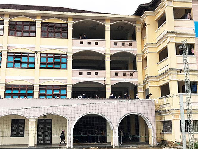 Cảnh cáo Hiệu trưởng trường xảy ra sự cố khiến 11 HS bị thương