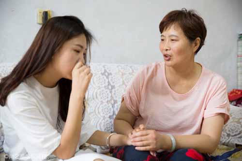 Nghe con gí kể bị cô lập ở nhà chồng, bà Quỳnh vừabức xúc vừa xót con- Ảnh minh họa:huffpost.