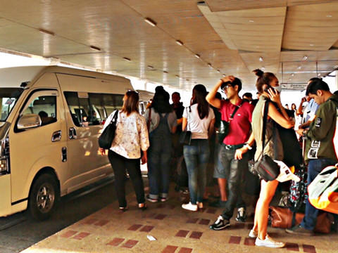 Cháy một sân bay quốc tế Thái Lan, cả ngàn hành khách hoảng loạn - ảnh 1