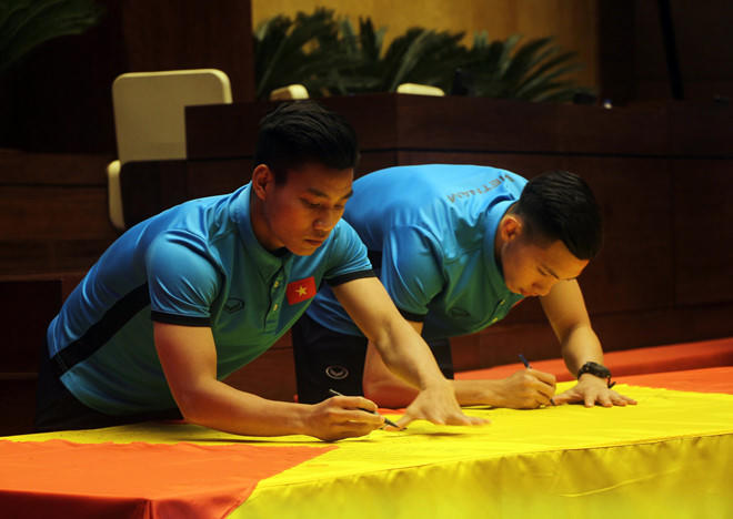 Chu tich Quoc hoi: U23 da lam 'song lai' niem tin vao bong da Viet Nam hinh anh 2