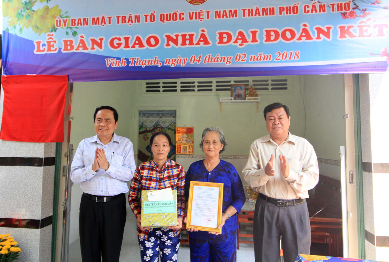 Chủ tịch UBTƯMTTQ Việt Nam đến TP Cần Thơ tặng quà các gia đình chính sách