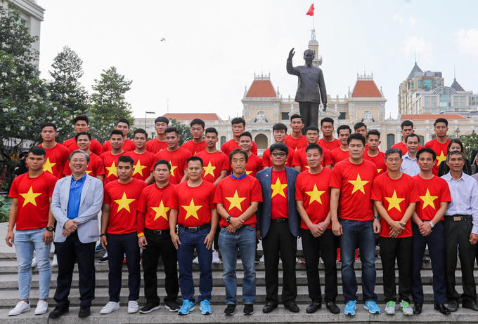 Đội tuyển U23 dâng hương tượng đài Bác Hồ trên phố đi bộ Nguyễn Huệ