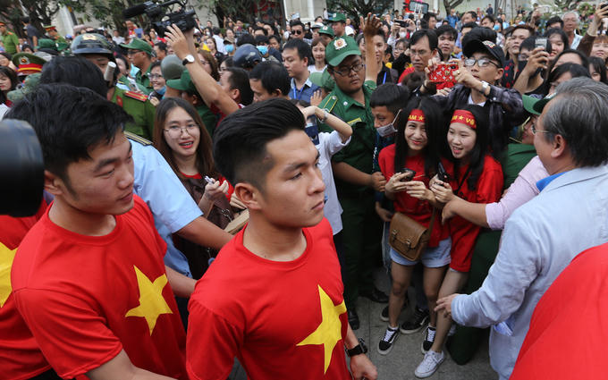 Đội tuyển U23 dâng hương tượng đài Bác Hồ trên phố đi bộ Nguyễn Huệ