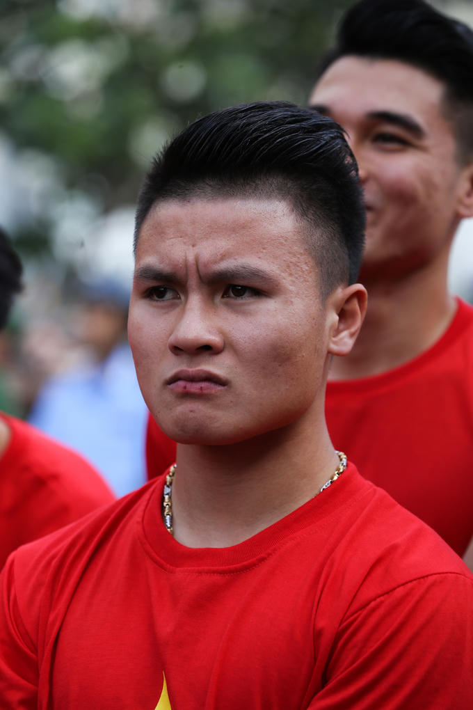 Đội tuyển U23 dâng hương tượng đài Bác Hồ trên phố đi bộ Nguyễn Huệ