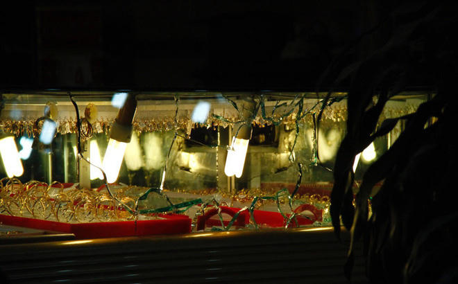 Bình Dương: Đập tủ kính, cướp tiệm vàng trong đêm