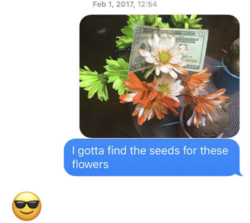 Cô con gái cũng vui vẻ tung hứng cùng bố trong trò chơi giấu tiền: Con đã tìm thấy hạt của những bông hoa này.