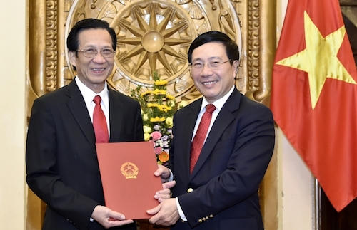 Phó thủ tướng, Bộ trưởng Ngoại giao Phạm Bình Minh trao quyết định nghỉ hưu cho ông Thạch Dư, nguyên Thứ trưởng Bộ Ngoại giao, nguyên Đại sứ đặc mệnh toàn quyền Việt Nam tại Campuchia. Ảnh: BNG