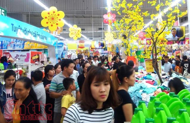 Sắm Tết tại siêu thị: Đông, vui nhưng chưa quá tải