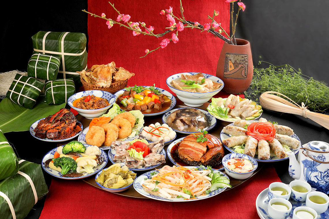 Giá trị "ngàn vàng không đổi" của bữa cơm gia đình trong ngày Tết