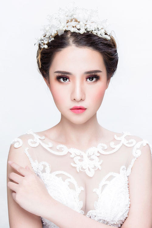 Đường kẻ eyeliner tuy không rõ ràng nhưng đôi mắt của bạn vẫn đủ sức cuốn hút người đối diện bởi cách đánh tản màu phấn tạo cảm giác như một làn khói xám mờ mờ ảo ảo trên bầu mắt.