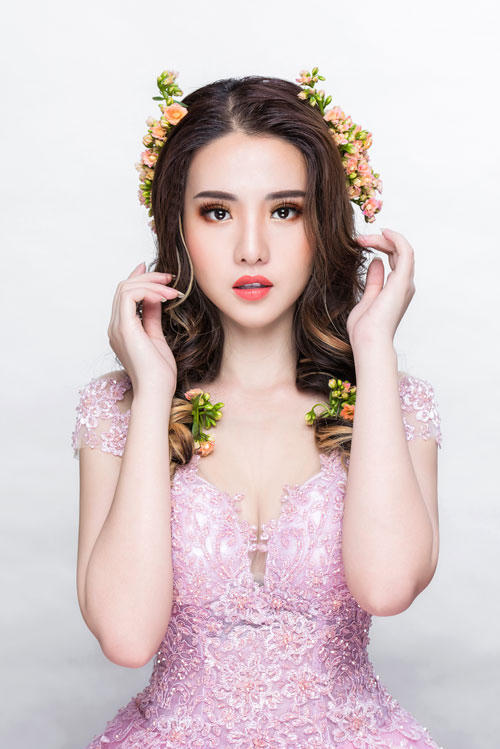 Tone cam đất không quá nổi bật nhưng lại được xem là rất nịnh da và phù hợp với hầu hết các cô dâu. Đặc biệt, nếu bạn có một khuôn mặt góc cạnh thì kiểu trang điểm với tone này sẽ giúp bạn có phong cách hiện đại rất Tây.