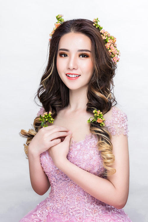 Phấn mắt được đánh nhấn đậm dần về phía đuôi mắtvà tạo khoảng màu cả ở mí mắt dưới, khiến cho đôi mắt trông sâu hơn.