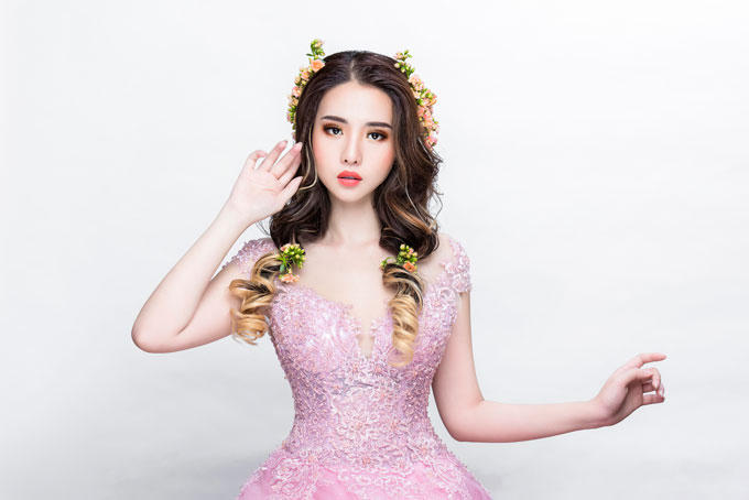 Cô dâu nên kết hơn son môi và phấn má cùng tone hài hòa để tránh cảm giác sến súa khi có quá nhiều màu sắc trên khuôn mặt.