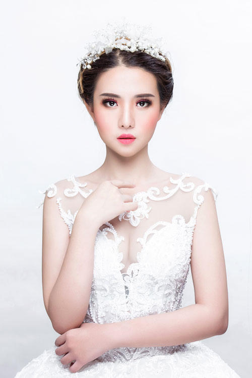 Một gợi ý khác cho cô dâu thích phong cách trang điểm cá tính là đánh mắt tone hồng khói kết hợp với son môi hồng. Kiểu make up này phù hợp hơn cả với những cô dâu có nước da trắng sáng.