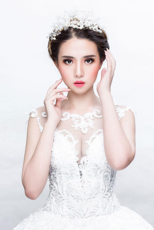 Đừng lo cách đánh mắt khói này sẽ khiến khuôn mặt của bạn bị tối hay khiến cho đôi mắt trông bị nhỏ lại bởi chuyên gia trang điểm đã nhấn nhá thêm chút nhũ trắng ở đường mí mắt dưới.