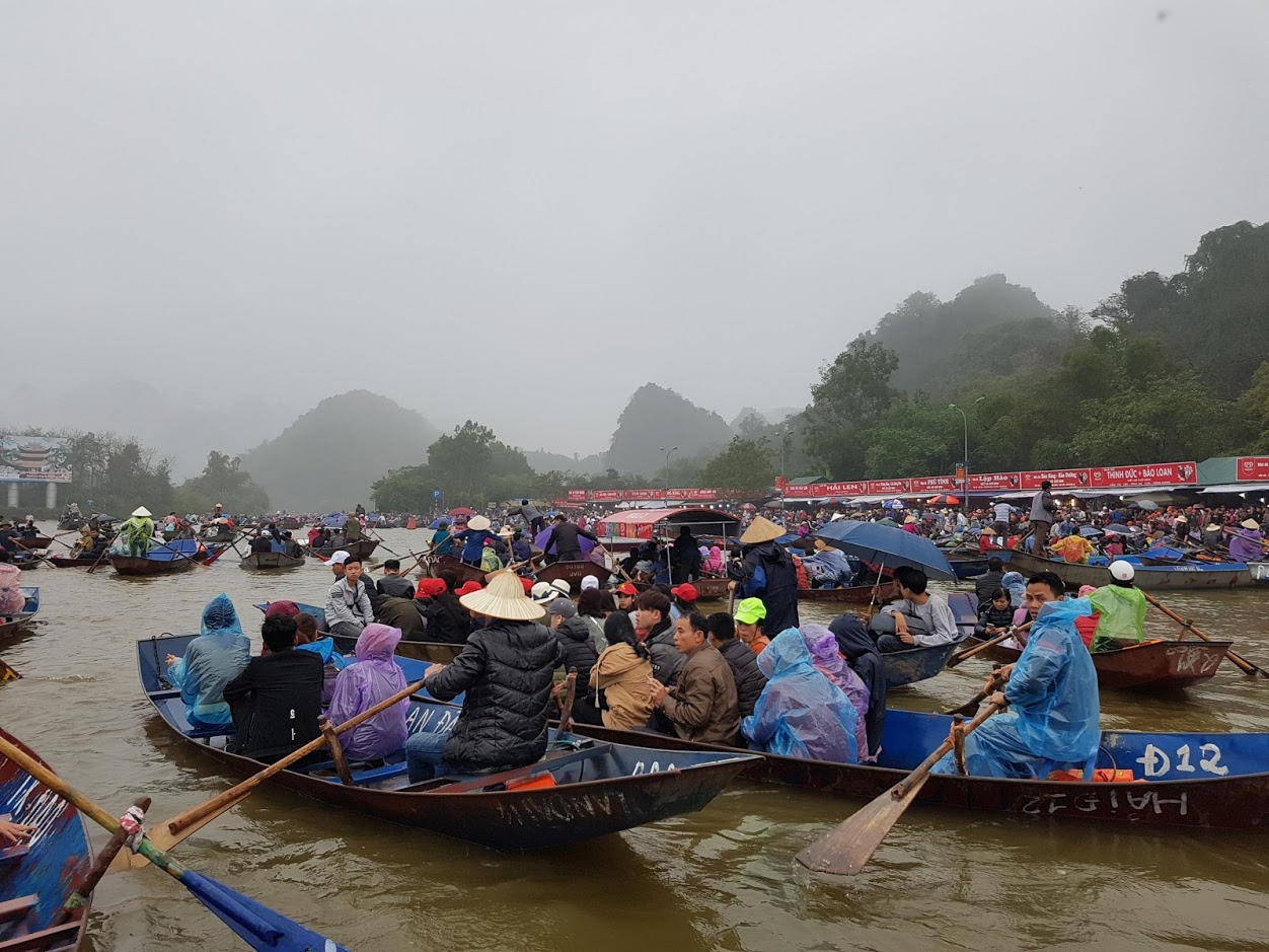 Đầu năm chen chân ở lễ hội chùa Hương 