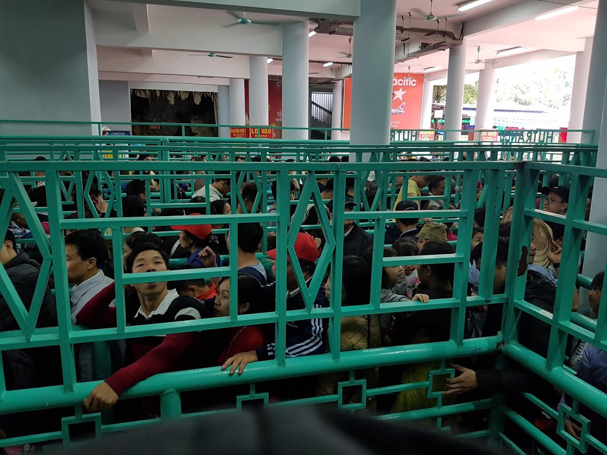 Đầu năm chen chân ở lễ hội chùa Hương 