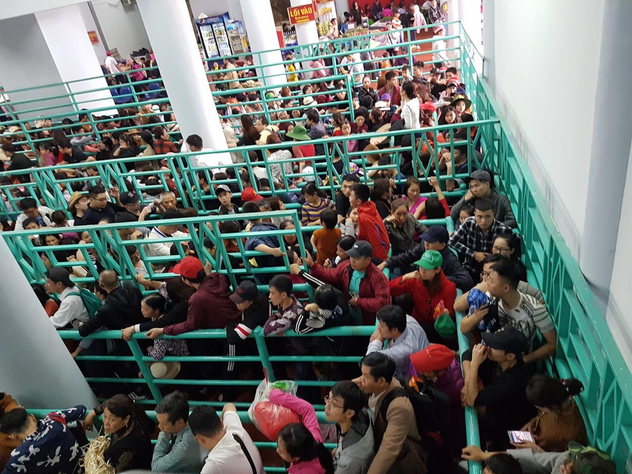 Đầu năm chen chân ở lễ hội chùa Hương 