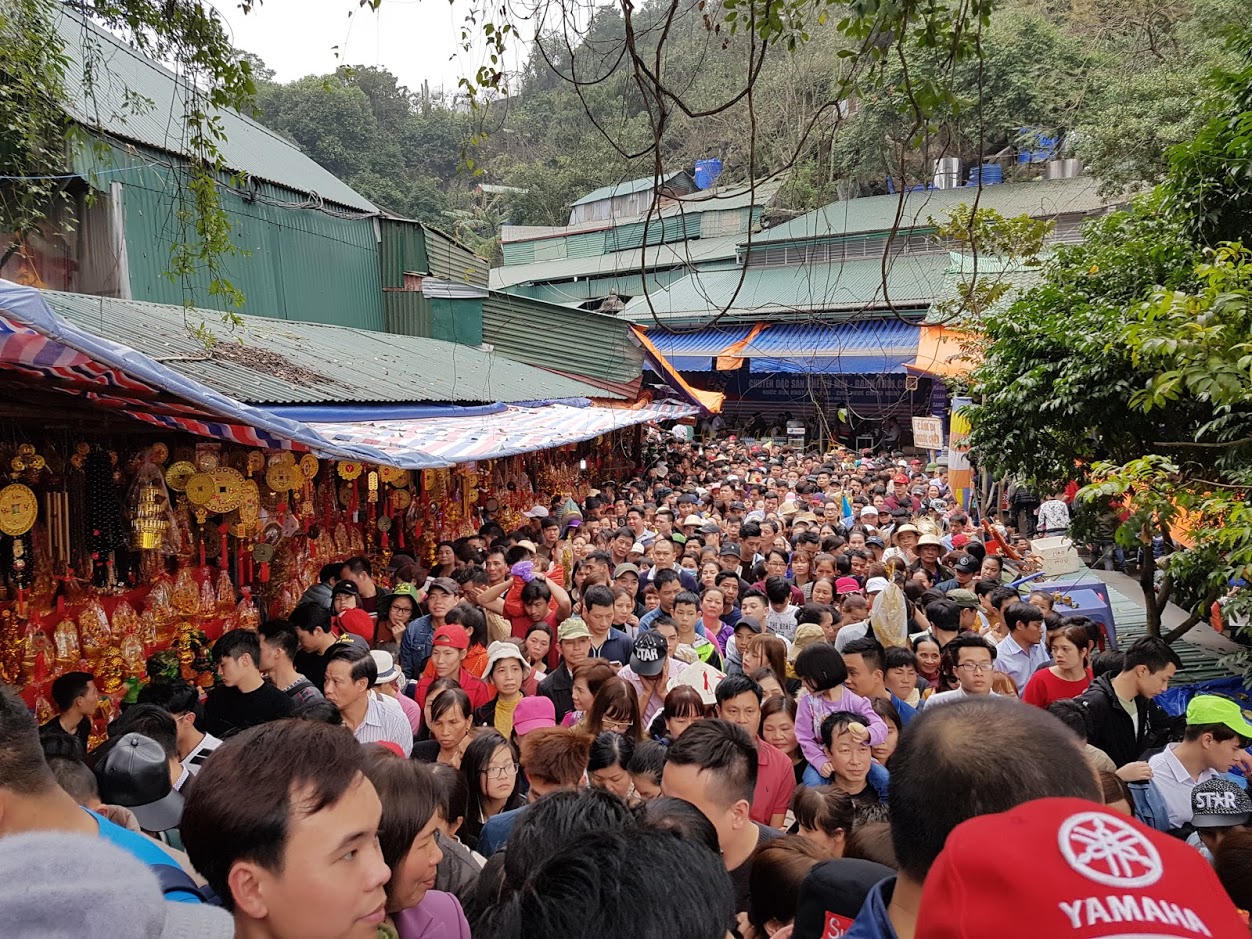Đầu năm chen chân ở lễ hội chùa Hương 