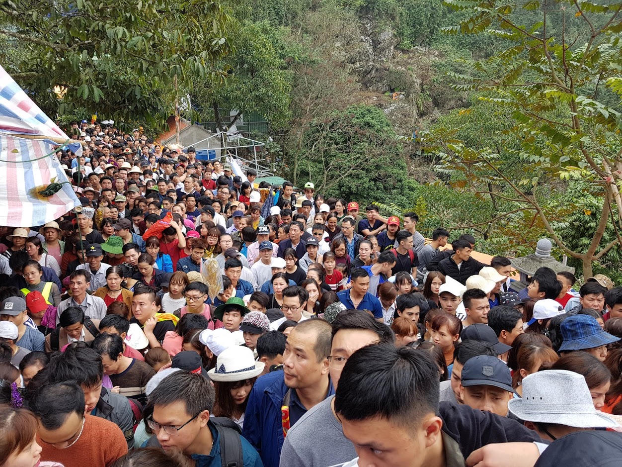 Đầu năm chen chân ở lễ hội chùa Hương 