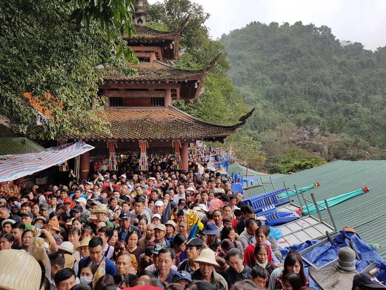 Đầu năm chen chân ở lễ hội chùa Hương 