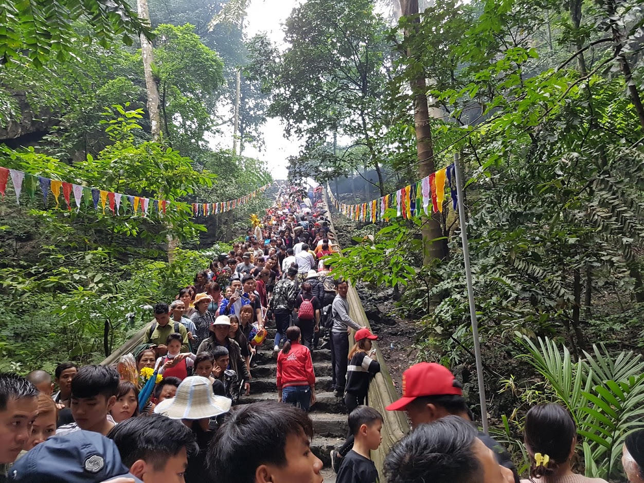 Đầu năm chen chân ở lễ hội chùa Hương 