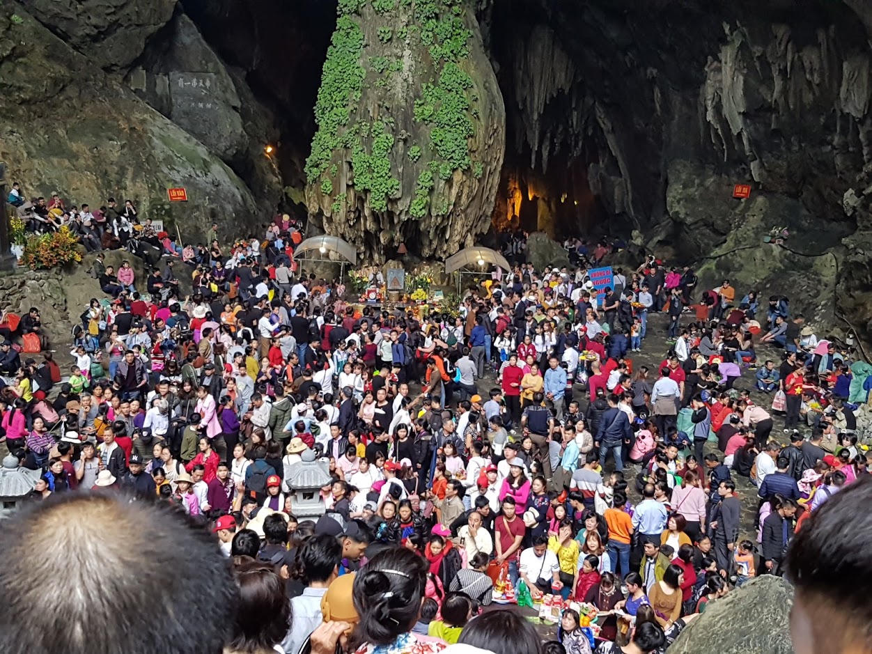 Đầu năm chen chân ở lễ hội chùa Hương 