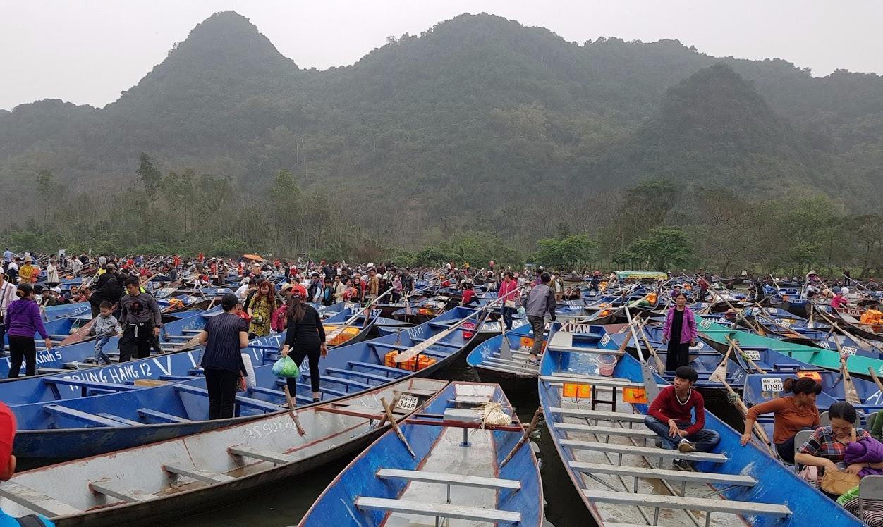 Đầu năm chen chân ở lễ hội chùa Hương 