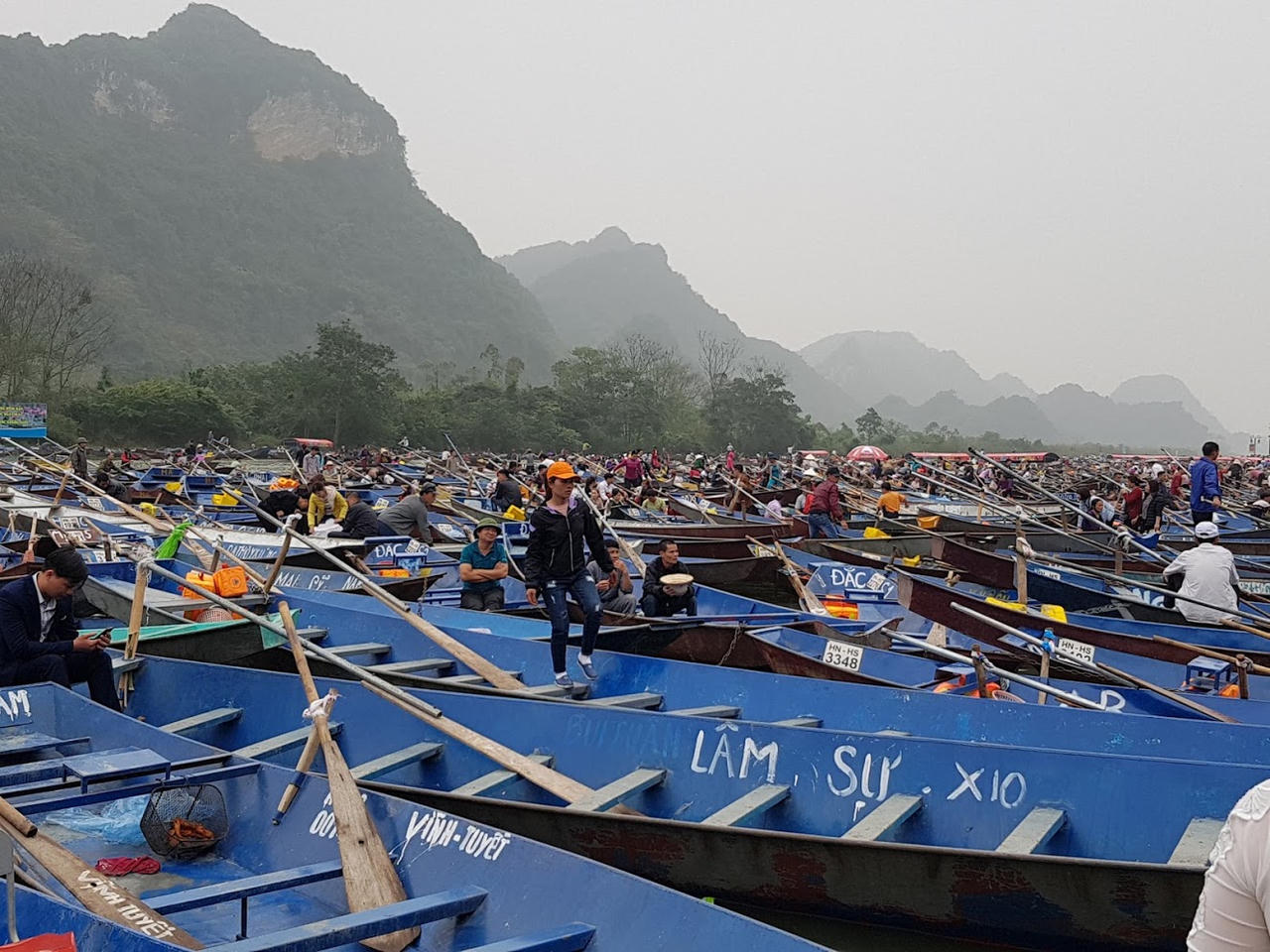 Đầu năm chen chân ở lễ hội chùa Hương 