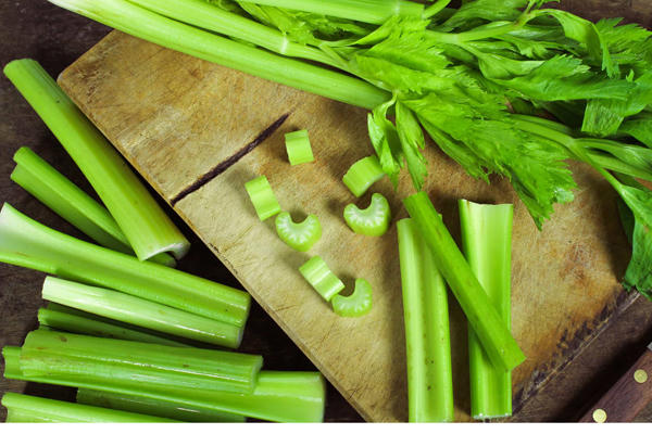 Cần tây chứa nhiều chất xơ, vitamin C, E, K, giúp đánh tan mỡ thừa hiệu quả.