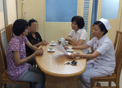 Bác sĩ Ngọc Thu (bên trong) và đồng nghiệp tham gia tư vấn gia đình người hiến tạng. Ảnh: D.T