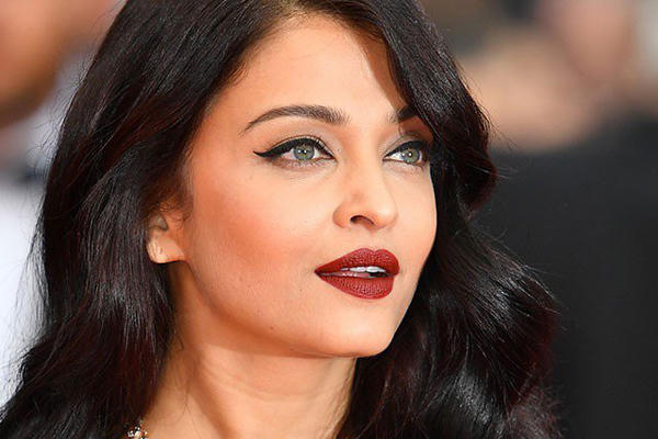 Ấn Độ Phụ nữ Ấn Độ được đánh giá là đẹp khi có đôi mắt hạnh nhân, sống mũi thẳng, gò má cao, làn môi dày và có vòng eo thon thả.