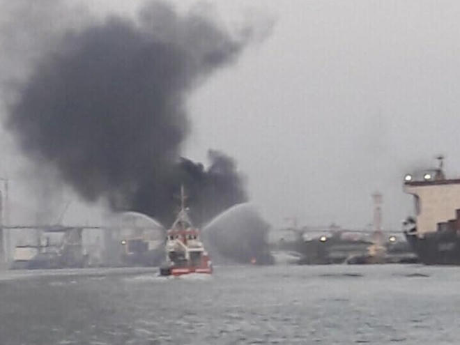Tàu chở dầu bốc cháy dữ dội tại Cảng Đình Vũ