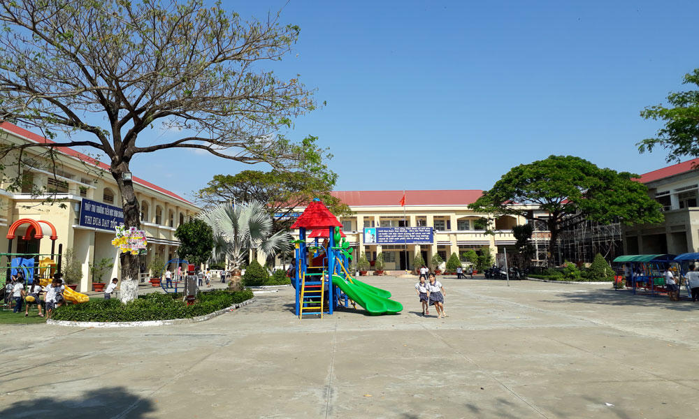 cô giáo quỳ xin lỗi,Võ Hòa Thuận,Long An,khai trừ Đảng