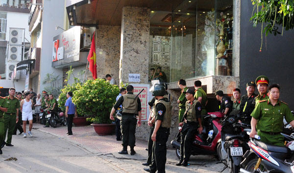 Bắt quả tang 40 người có dấu hiệu 'bay lắc' ở 'động lắc' nổi tiếng đất Cảng