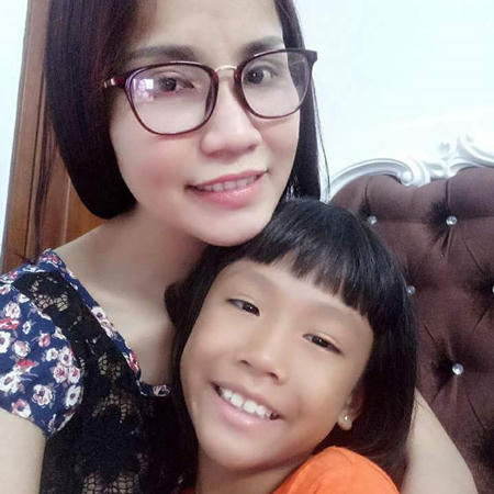 Chị Phương và con gái thứ hai.