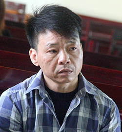 Bé gái bị xâm hại khi chơi trốn tìm trong phòng ngủ