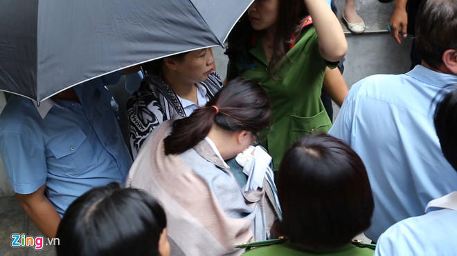 Canh sat bat ngo kham xet Eximbank chi nhanh TP.HCM, bat 2 nguoi hinh anh 1