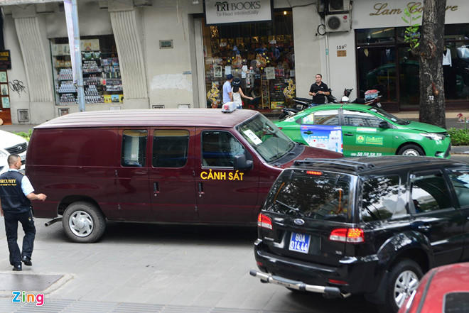 Canh sat bat ngo kham xet Eximbank chi nhanh TP.HCM, bat 2 nguoi hinh anh 4