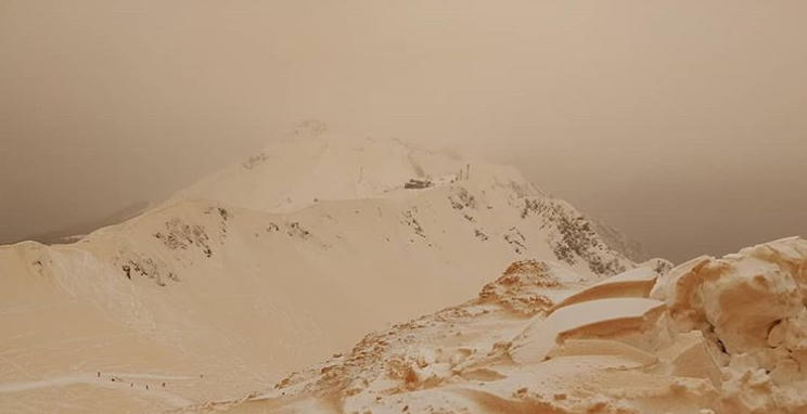 Chiêm ngưỡng tuyết màu cam phủ kín Châu Âu