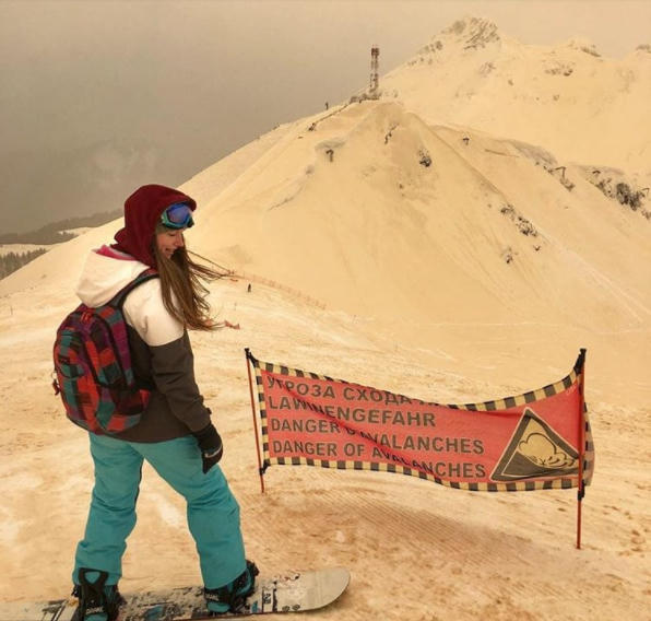 Chiêm ngưỡng tuyết màu cam phủ kín Châu Âu