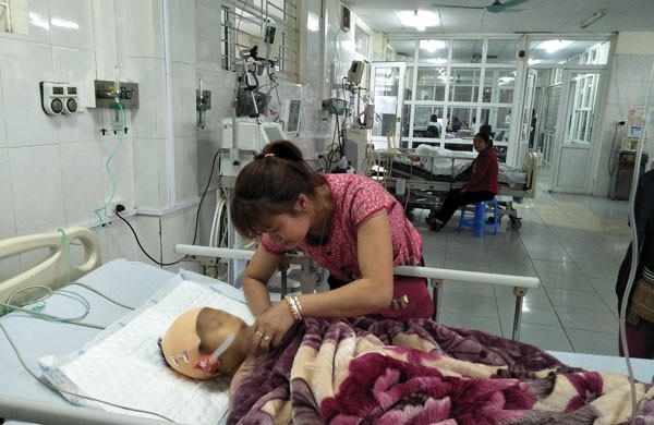  Em Vàng Xuân Bảo đang được cấp cứu tại Bệnh viện Đa khoa tỉnh Lào Cai. Ảnh: Phương Thảo 