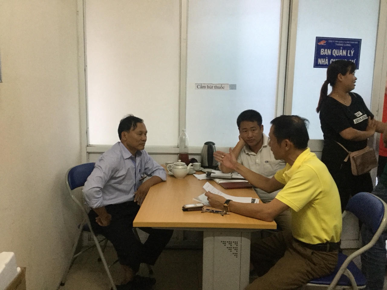 Bị cắt điện vô lý, dân chung cư ôm con xuống đường