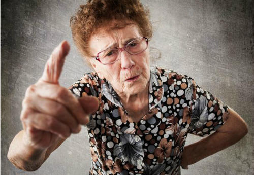 Sự can thiệp quá sâu của mẹ vợ, mẹ chồng có thể khiến hôn nhân của con cái trục trặc, đổ vỡ. Ảnh:Bonobology.