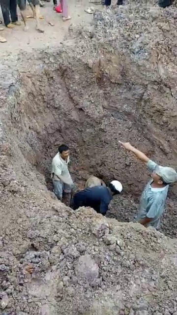 Người dân đào đất cứu sống hai nạn nhân.