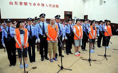 5 tín đồ bị xét xử vì vụ giết người ở quán ăn nhanh năm 2014. Ảnh: Xinhua.