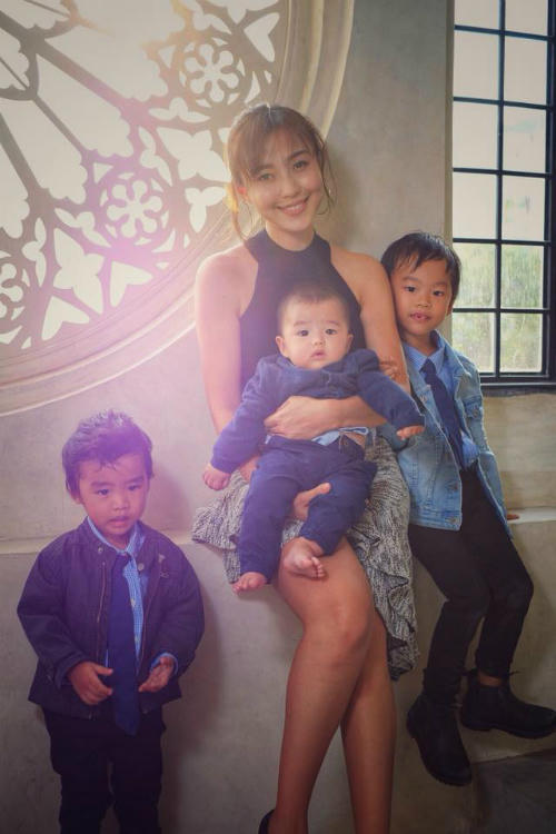 Con trai đầu lòng của Nutttanitcha (ngoài cùng bên phải) đã trưởng thành hơn sau chuyến đi thực địa.